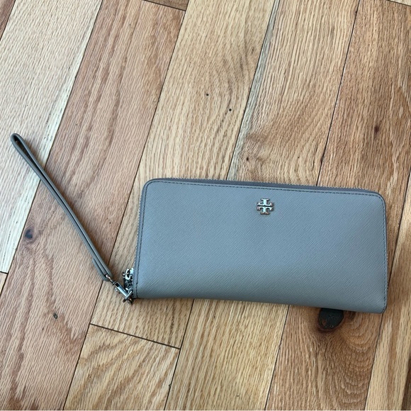 $5 ship! Tory Burch Robinson Wallet / Wristlet - Gray Saffiano Leather - Picture 1 of 10